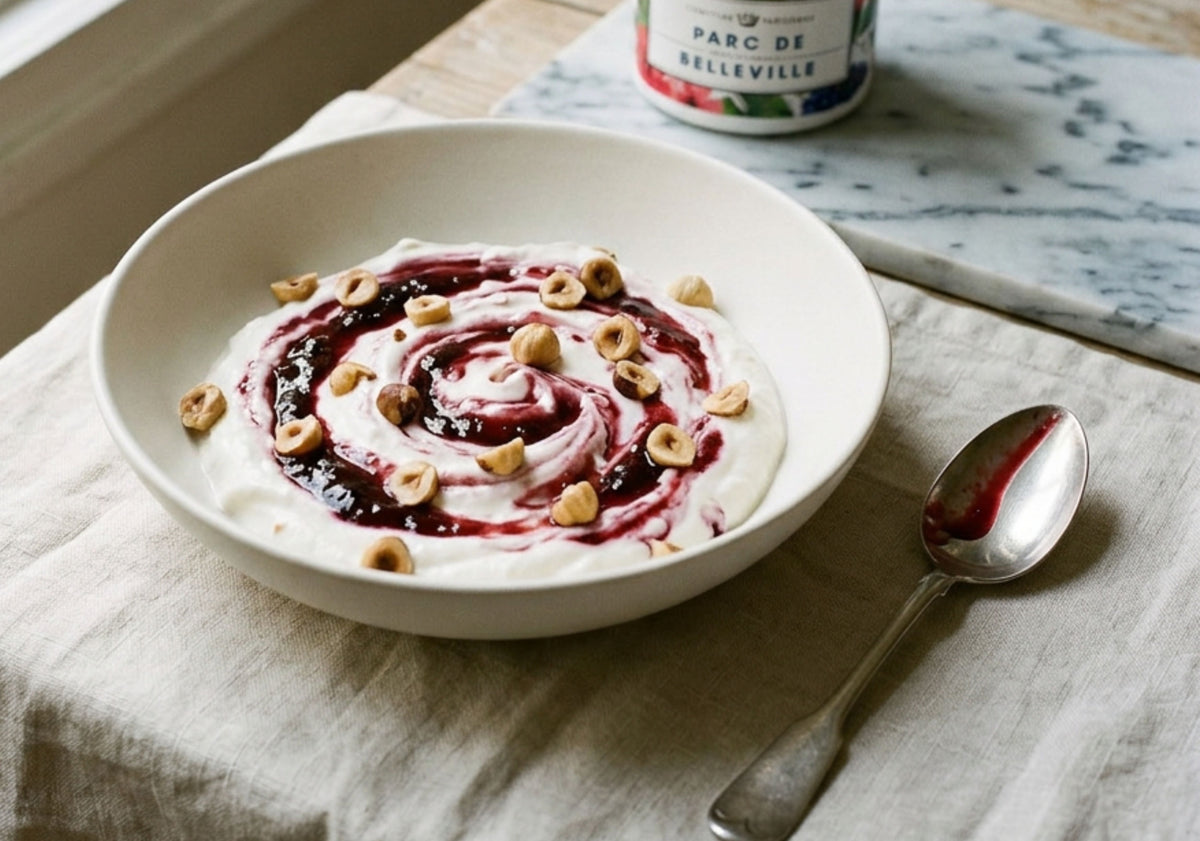 Bol du matin, fromage blanc, noisettes et raisin hibiscus