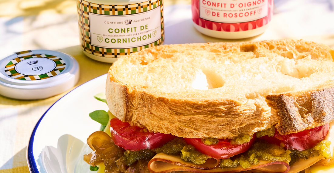 Club sandwich aux confits d'oignon et cornichon