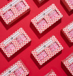Coffrets « Je t'aime, moi non plus » 2 x 100 g à motif de cœurs rouges alignés en diagonale sur fond rouge