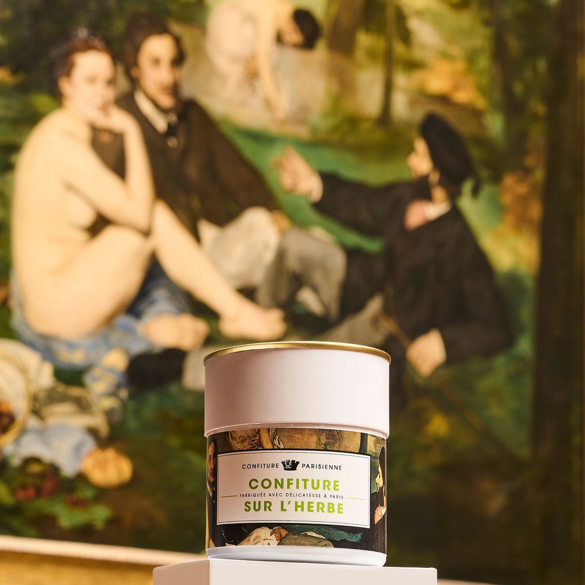 Pot de La confiture sur l'herbe de Manet x Musée d'Orsay devant le tableau Le Déjeuner sur l'herbe