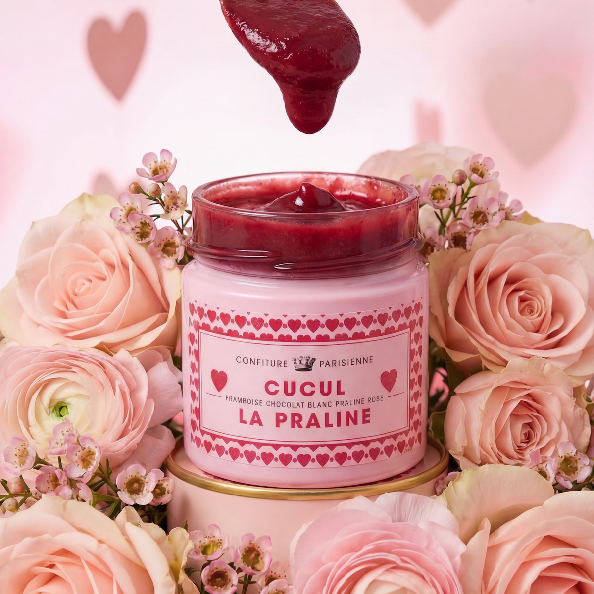 Image générée : pot en verre Cucul la Praline au milieu de roses pâles, une coulure de confiture tombant dedans