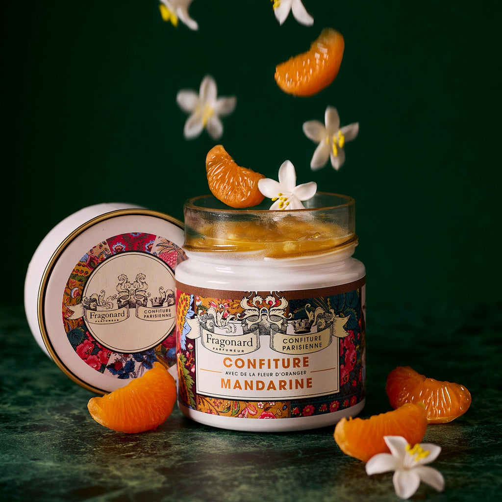 Pot ouvert de Confiture Mandarine Fleur d'Oranger x Fragonard, quartiers de mandarine et fleurs en suspension