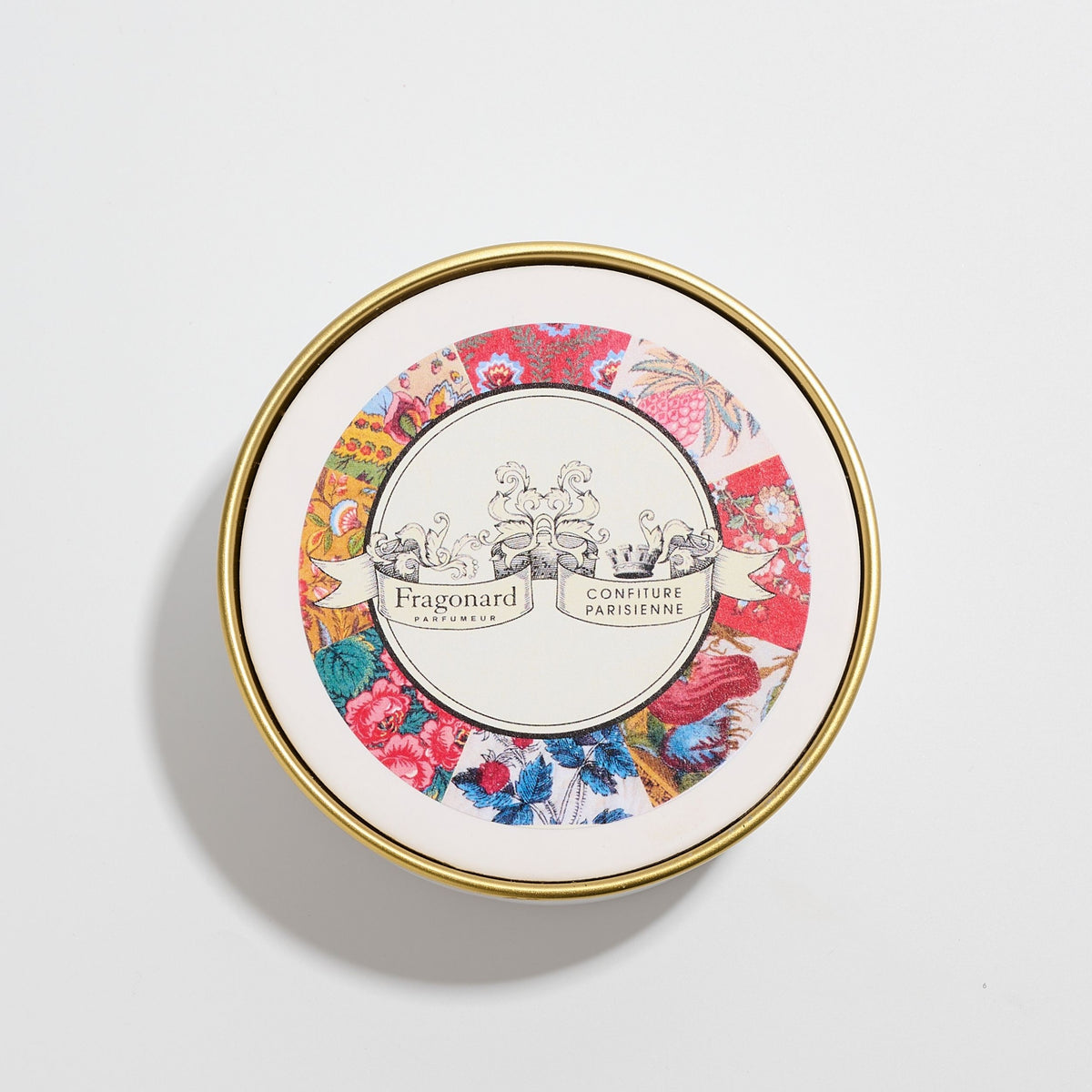 Couvercle illustré du pot Mandarine Fleur d'Oranger x Fragonard vu de dessus, motifs floraux et logos des deux maisons