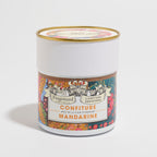 Pot de Confiture Mandarine Fleur d'Oranger x Fragonard sur fond gris clair, étiquette fleurie et couvercle doré