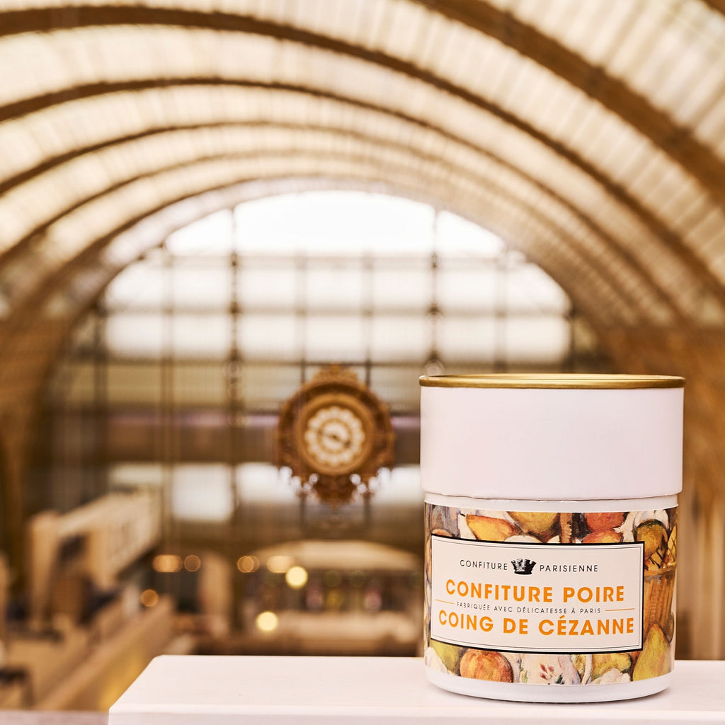 Pot de La confiture poire et coing de Cézanne x Musée d'Orsay devant la grande horloge du musée