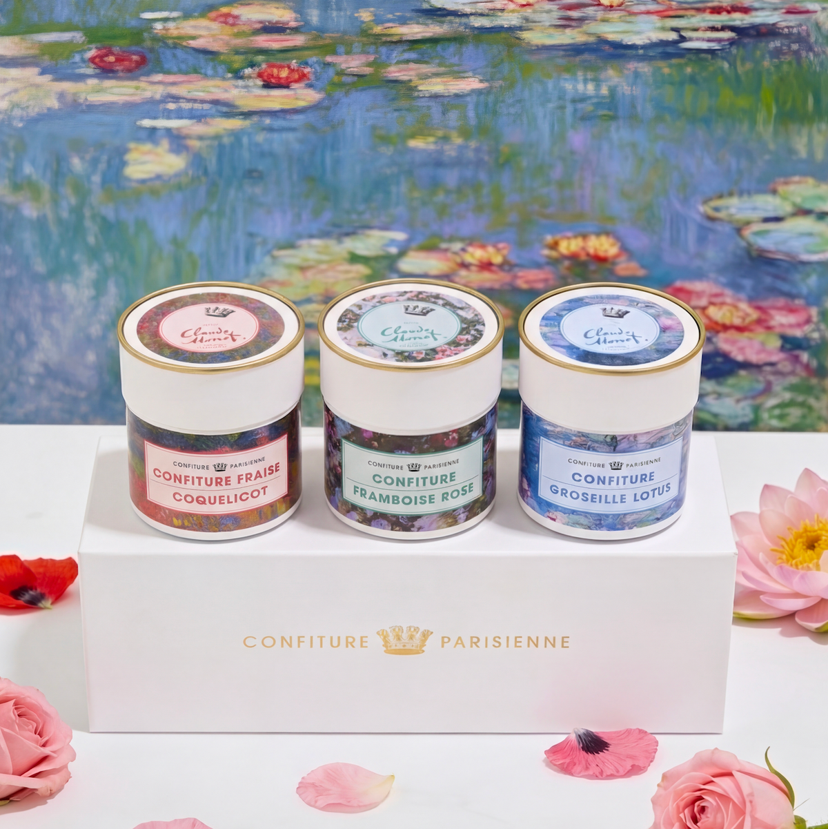 Coffret de trois pots de la sélection Claude Monet devant un tableau de nymphéas, entouré de fleurs