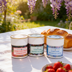 Pots Fraise Coquelicot, Framboise Rose et Groseille Lotus sur une table de jardin avec brioche et fraises