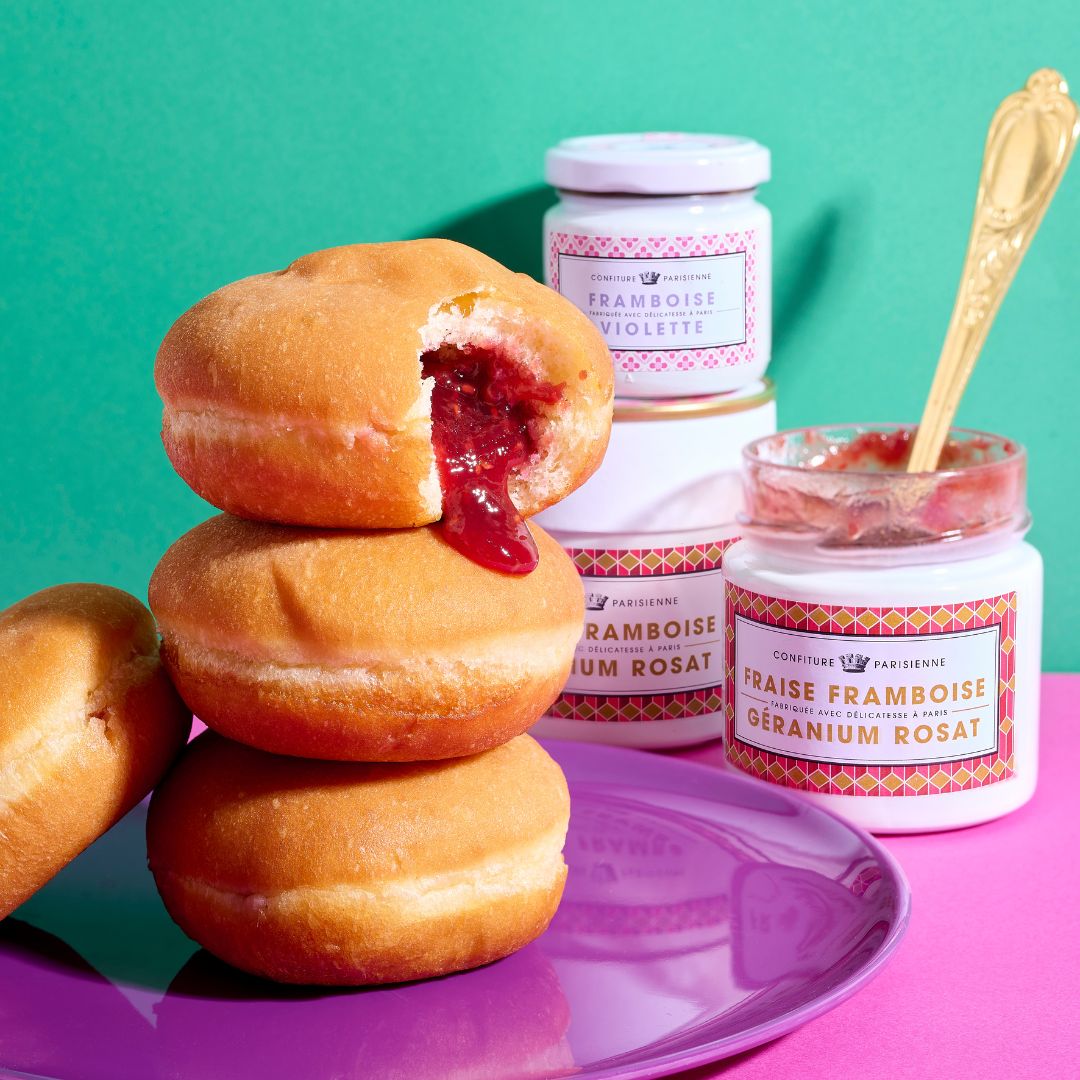 Beignets fourrés empilés près des pots Fraise Framboise Géranium Rosat et Framboise Violette