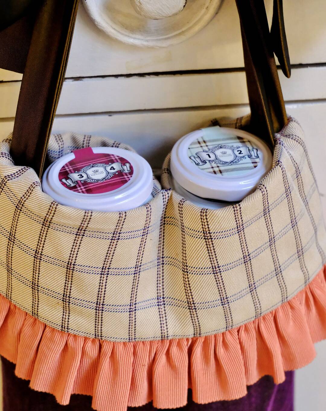 Le 24 décembre : les pots du calendrier dans le sac, couvercles 1-2 et 3-4, volant corail.